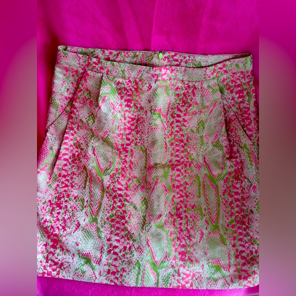 This beautiful DKNY MINI IS A SHOW SHOPPER..in lime green and hot pink a most 🔥
